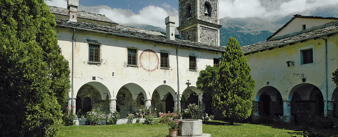 Novalesa, Abbazia SS. Pietro e Andrea, Chiostro, Esterno